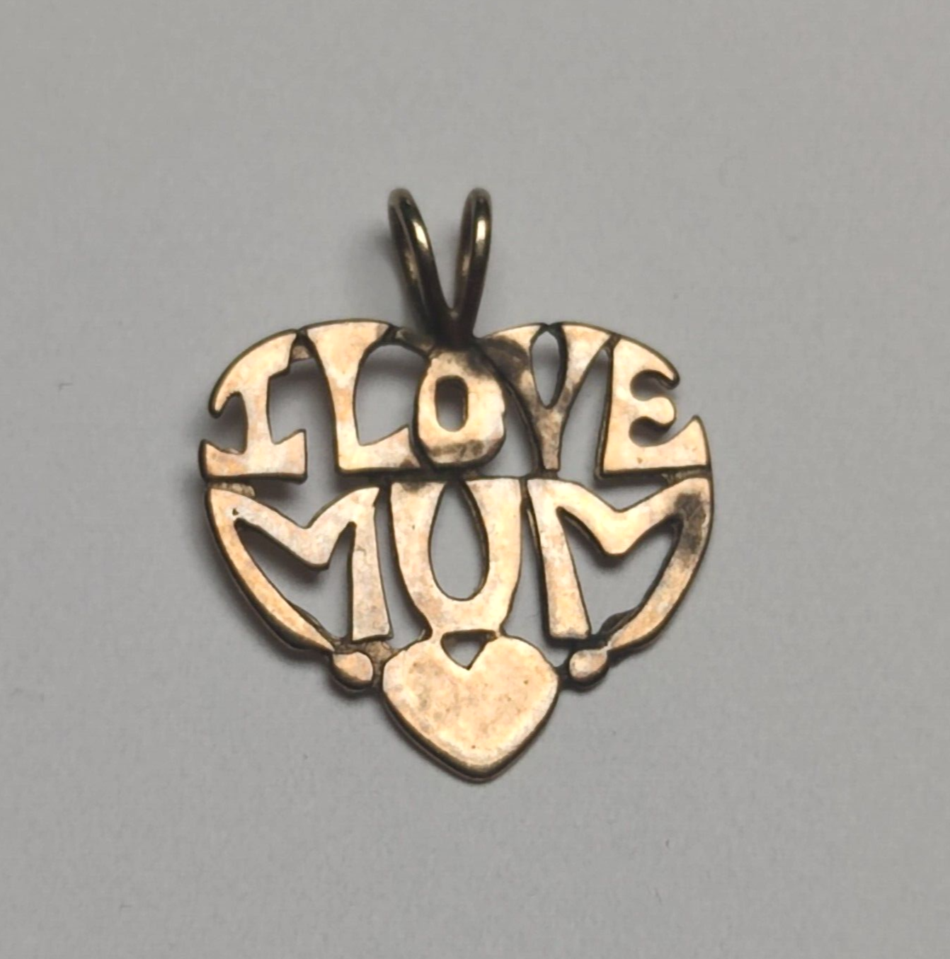 Mum 9ct Yellow Gold Pendant Charm "I LOVE MUM" Text Size:15mm x 17mm Solid Gold
