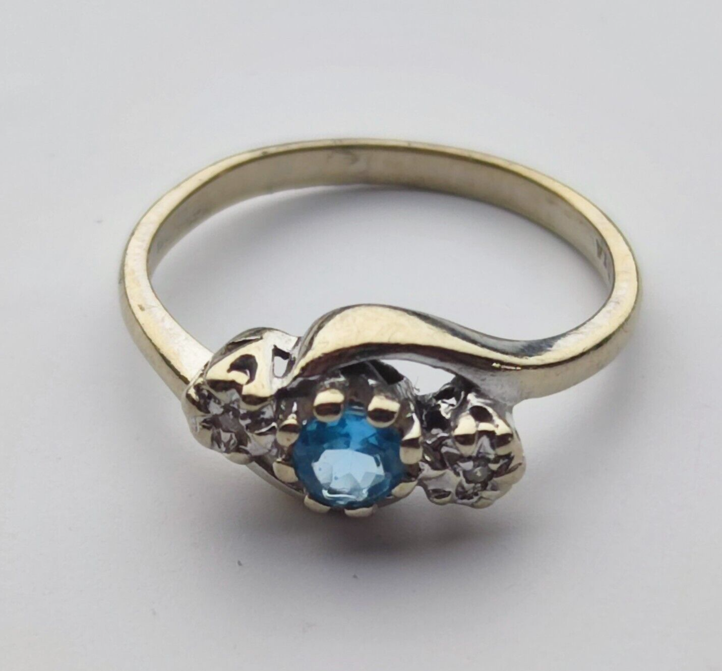 9ct Yellow Gold Ring Round Blue Topaz and White Diamonds Gemstones Ring Size: M