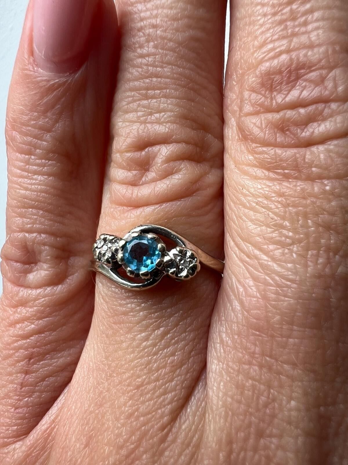 9ct Yellow Gold Ring Round Blue Topaz and White Diamonds Gemstones Ring Size: M
