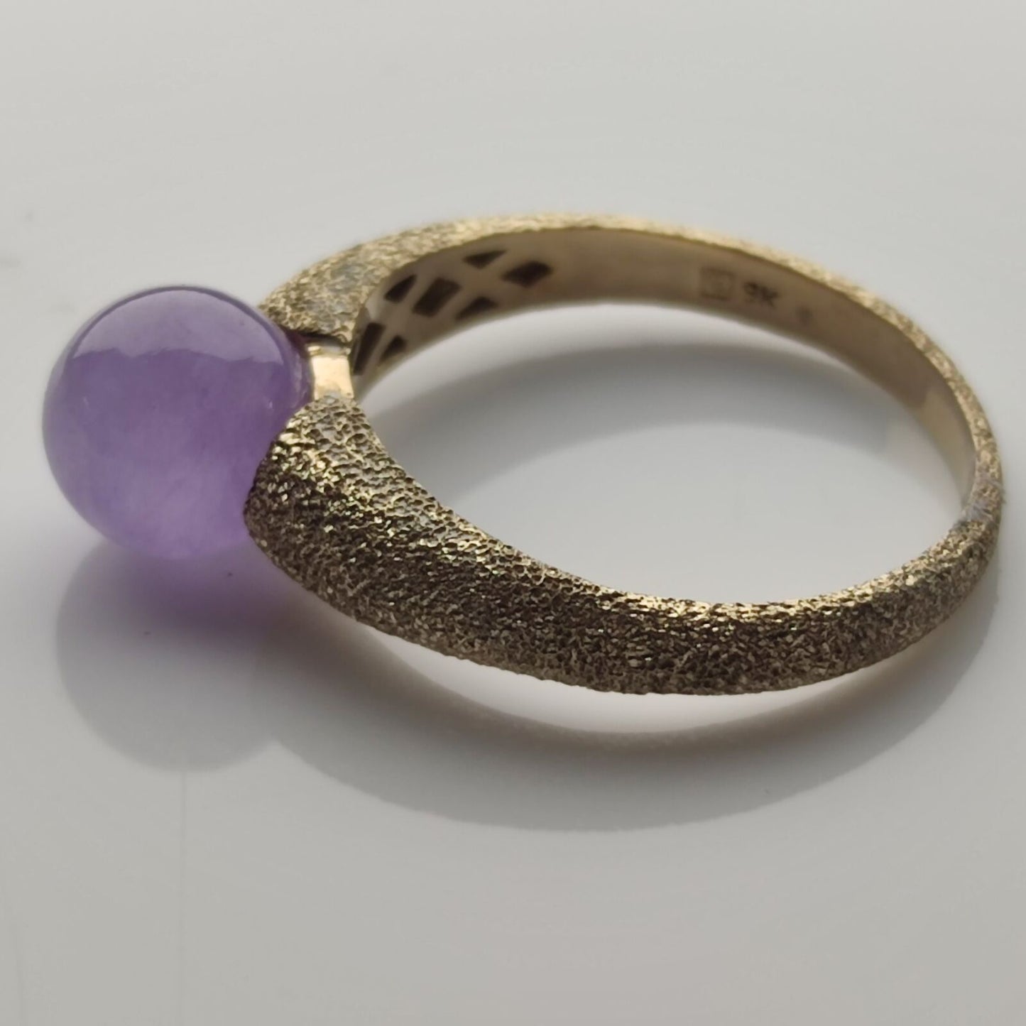 9ct Yellow Gold Ring Lavender Jade Textured Band Statement Ring Size R