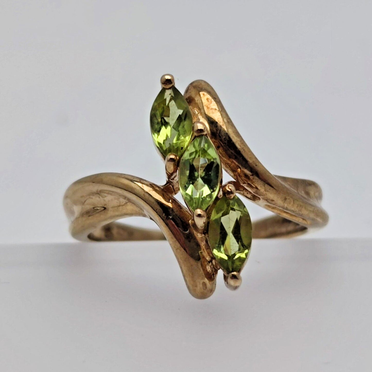 9ct Yellow Gold Ring Green Peridot Marquise Gemstones Crossover Band Ring Size M