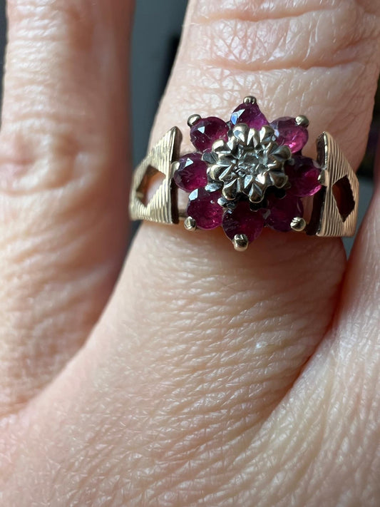 9ct Yellow Gold Ring Red Garnet Gemstones Prong Setting UK Ring Size J 1/2