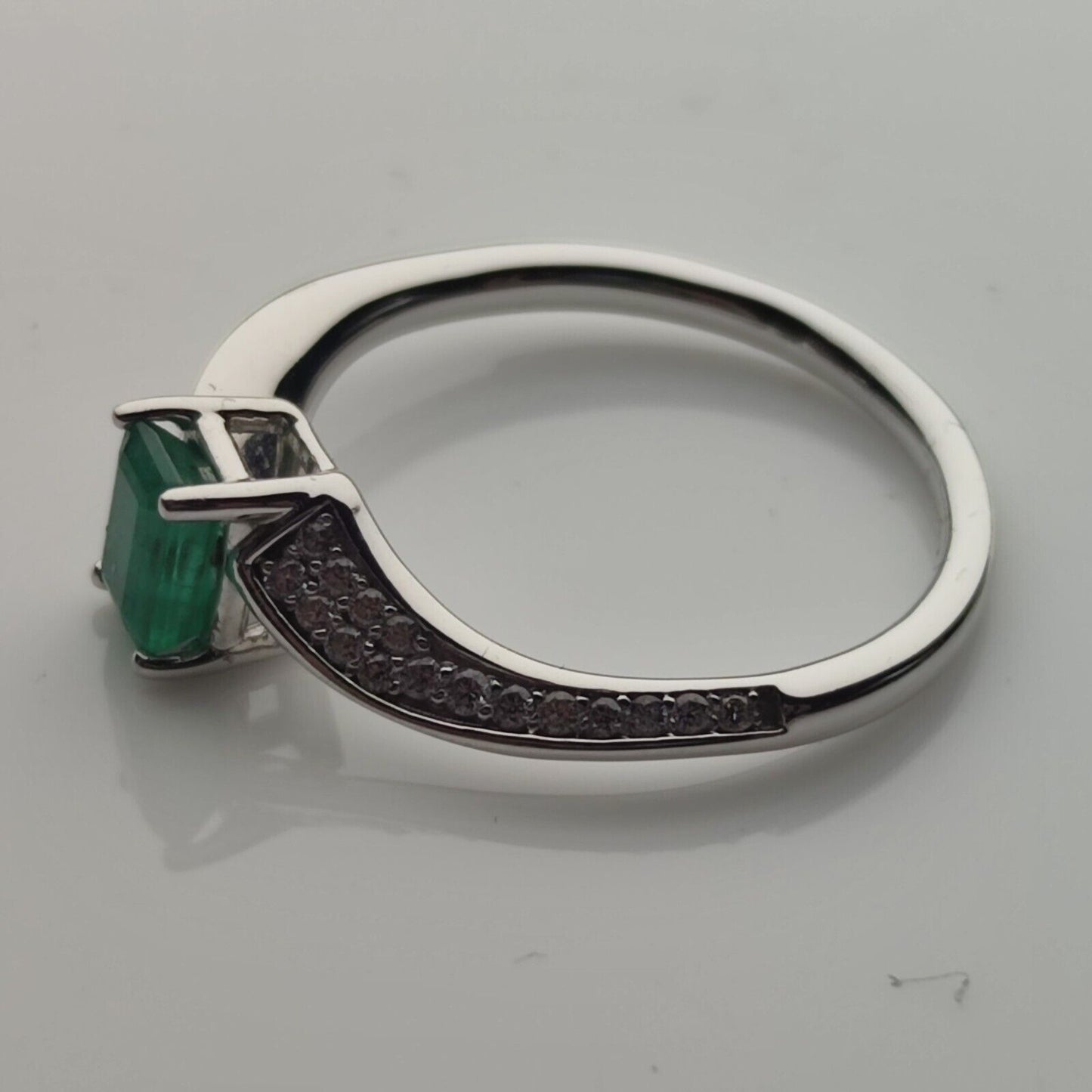 14ct White Gold Ring Green Emerald and Swarovski crystals Ring Size P 1/2