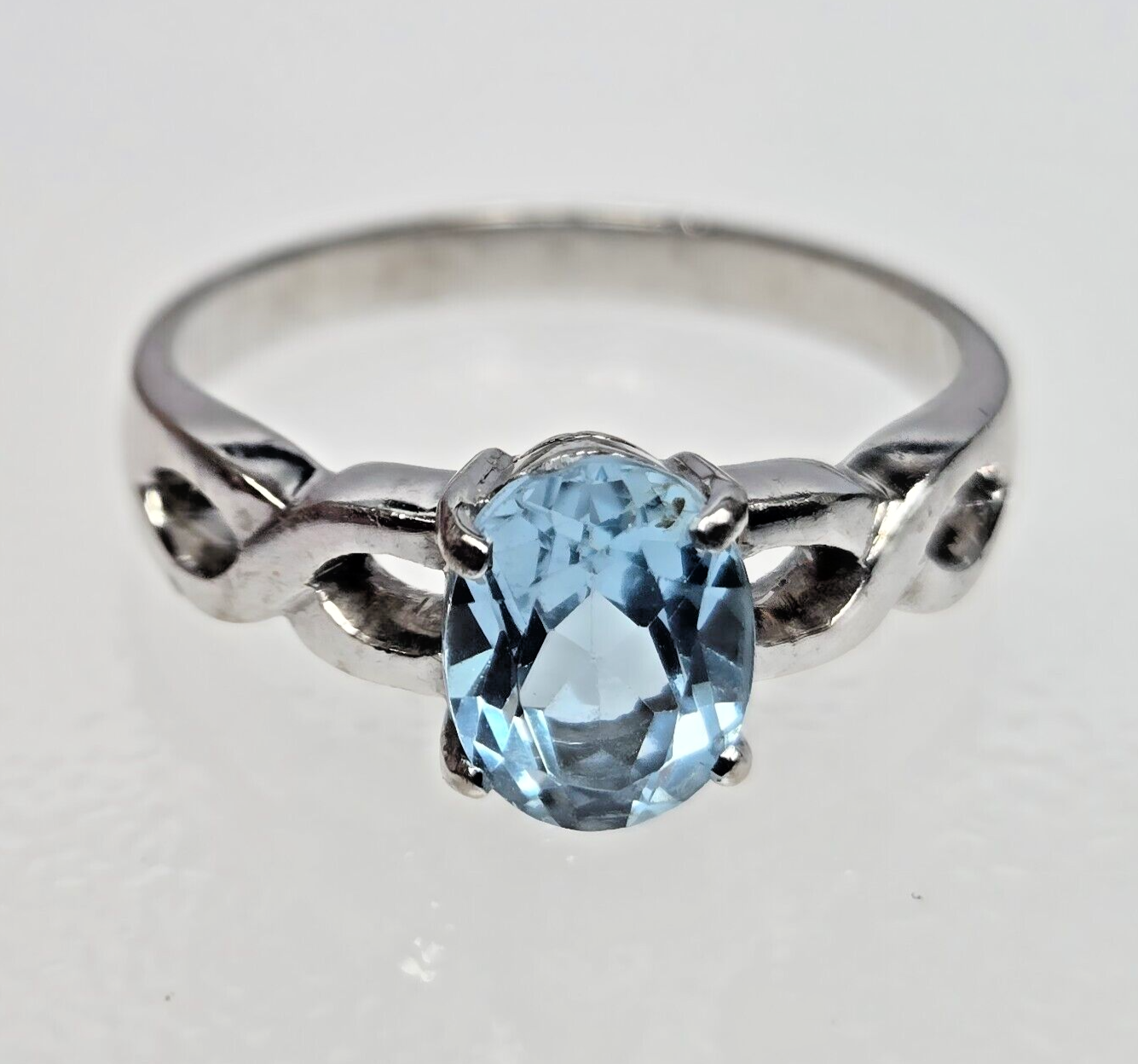 18ct White Gold Ring Blue Oval Aquamarine Prong Setting Ring Size N 1/2
