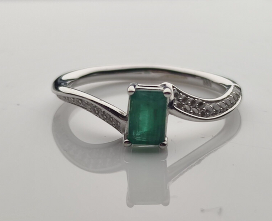 14ct White Gold Ring Green Emerald and Swarovski crystals Ring Size P 1/2