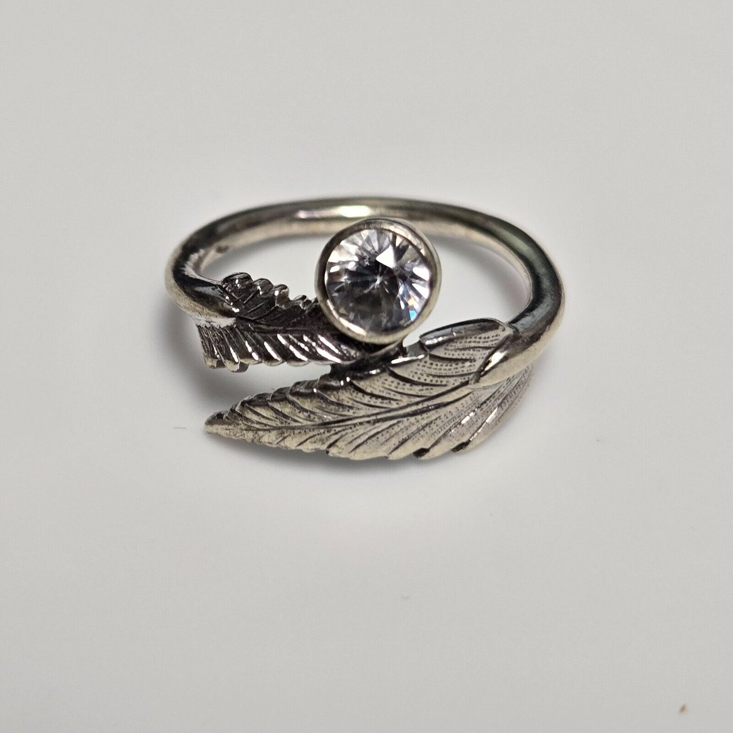 9ct White Gold Feather Ring Cubic Zirconia Stones UK Ring Size I 1/2