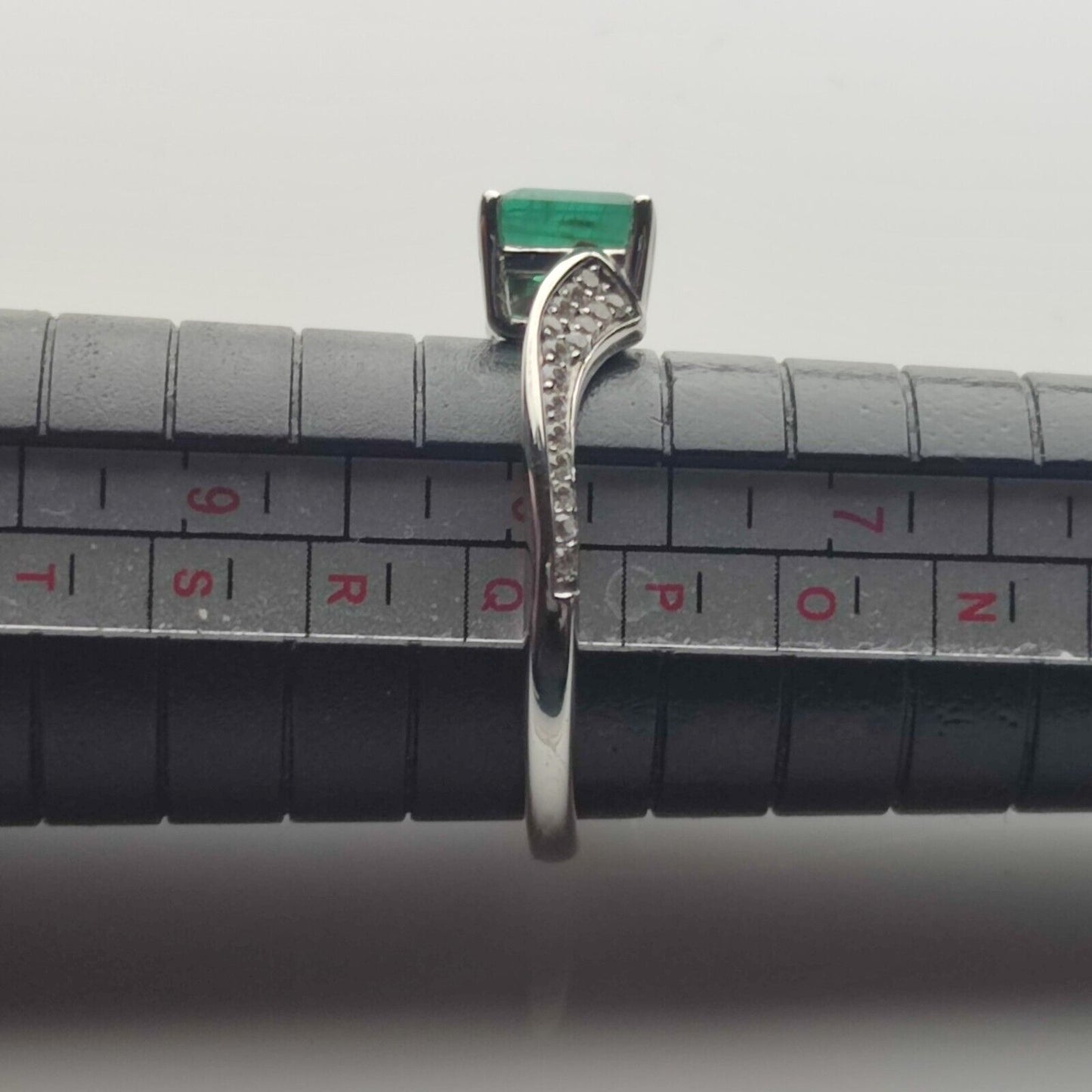 14ct White Gold Ring Green Emerald and Swarovski crystals Ring Size P 1/2