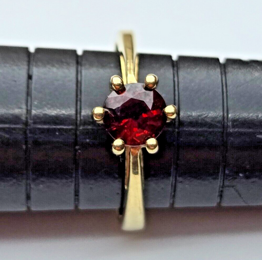 9ct Yellow Gold Ring Red Garnet 375 Hallmarked UK Ring Size N - 9k Gold