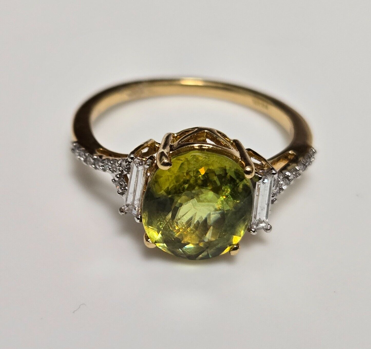 18ct Yellow Gold Green Sphene & Diamond Prong Setting Ring Size: N 1/2