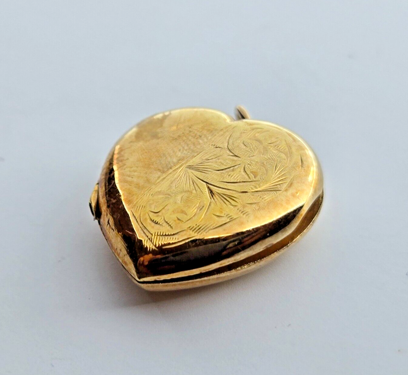 9ct Yellow Gold Heart Photo Locket Engraved Design Hallmarked Size: 19mm x 25mm