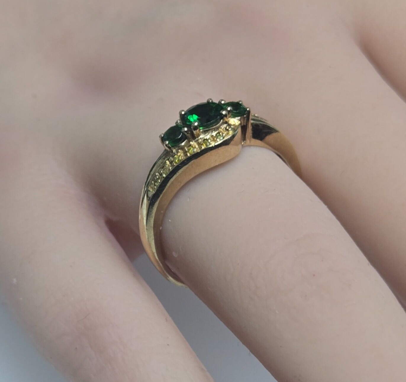 9ct Yellow Gold Ring Diopside and Yellow Diamonds Prong Setting Ring Size S 1/2