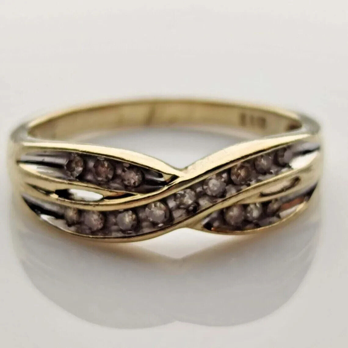 9ct Yellow Gold Ring Round Colourless Diamond Crossover Band UK Ring Size O 1/2