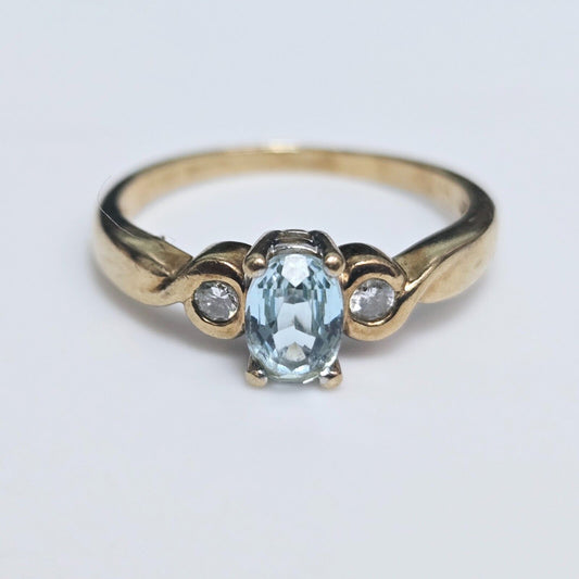 9ct Yellow Gold Ring Blue Topaz and Diamond Three Stone Setting UK Ring Size P