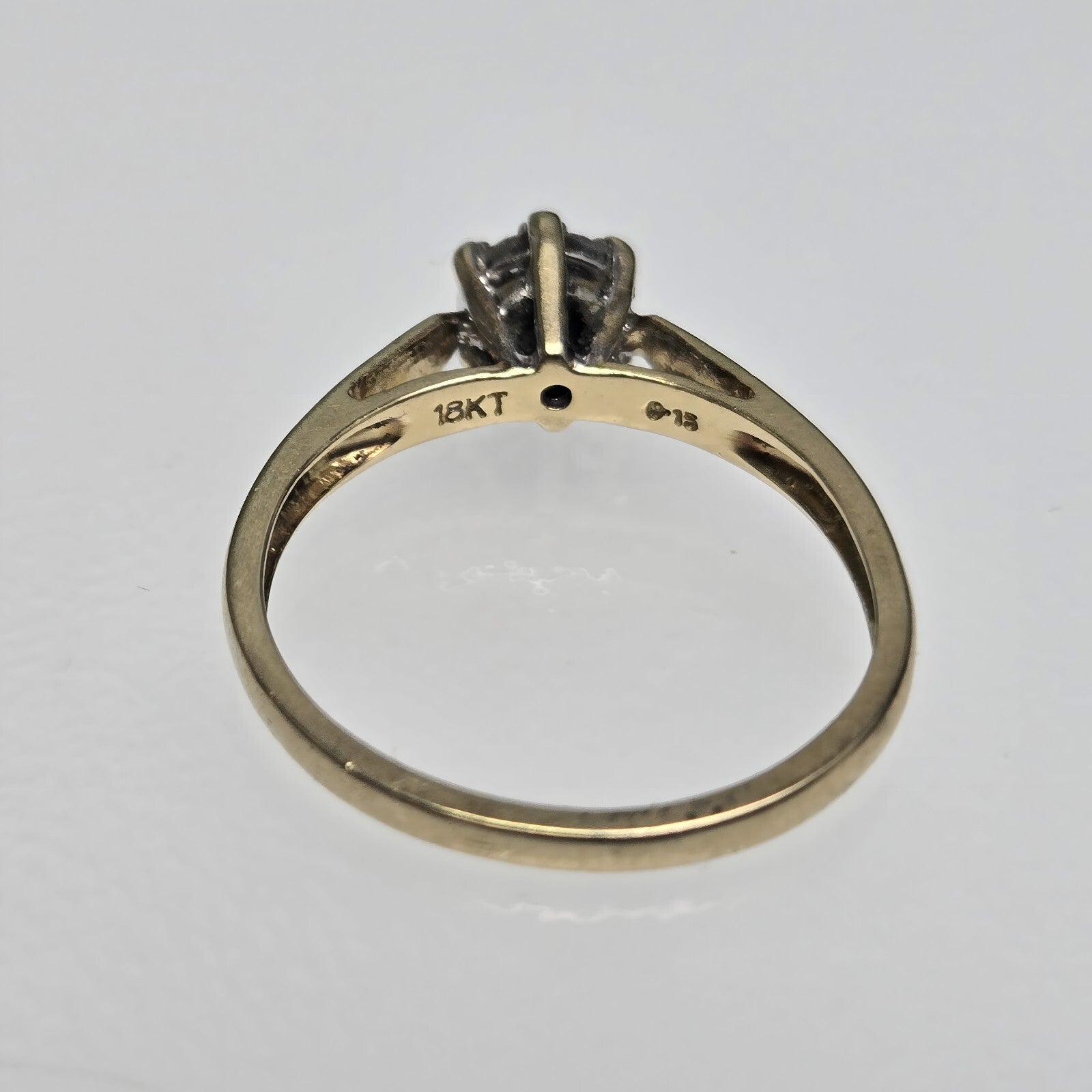 18ct Yellow Gold Ring 7 Diamonds Total 0.15ct Prong Setting Ring Size O 1/2