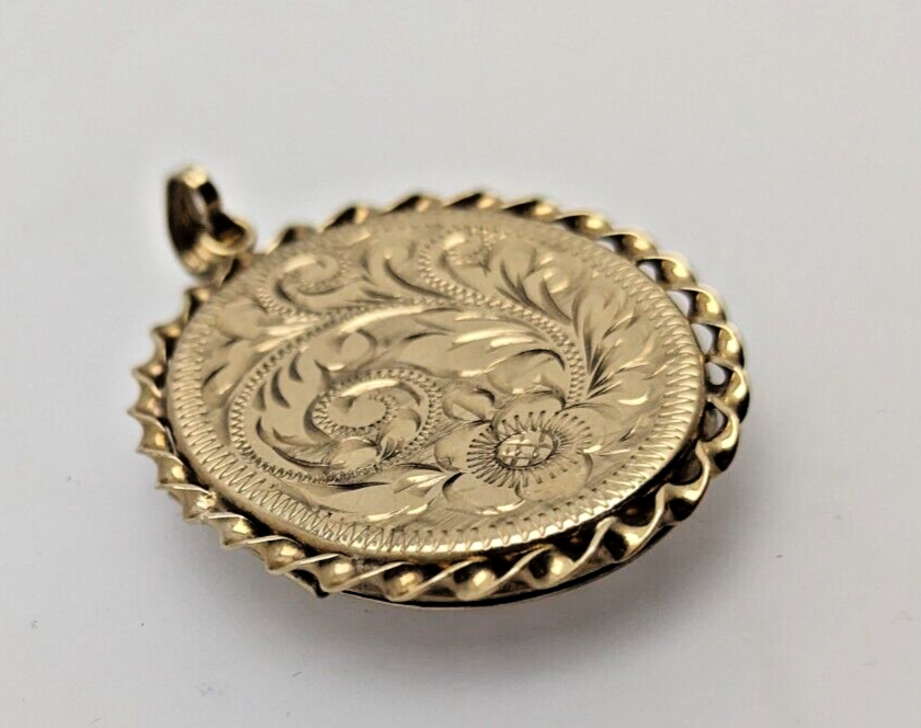 9ct Yellow Gold Photo Oval Locket Pendant Floral Design Size: 29mm x 40mm