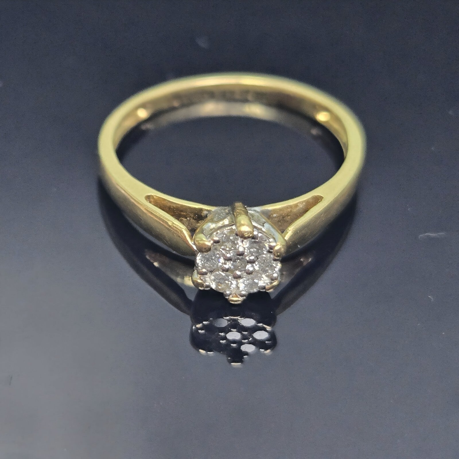 18ct Yellow Gold Ring 7 Diamonds Total 0.15ct Prong Setting Ring Size O 1/2