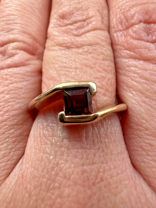 9ct Yellow Gold Ring Princess-Cut Red Garnet Twisted Band UK Ring Size N