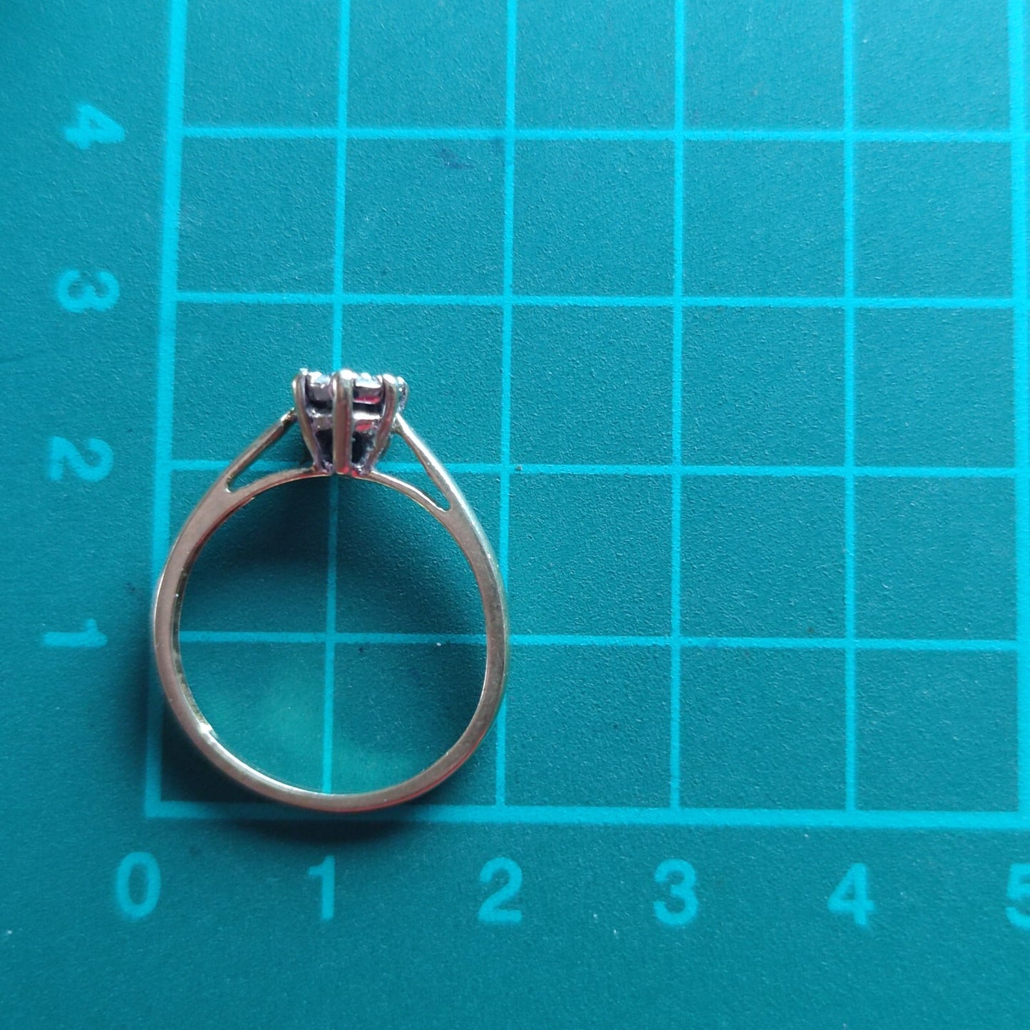 18ct Yellow Gold Ring 7 Diamonds Total 0.15ct Prong Setting Ring Size O 1/2