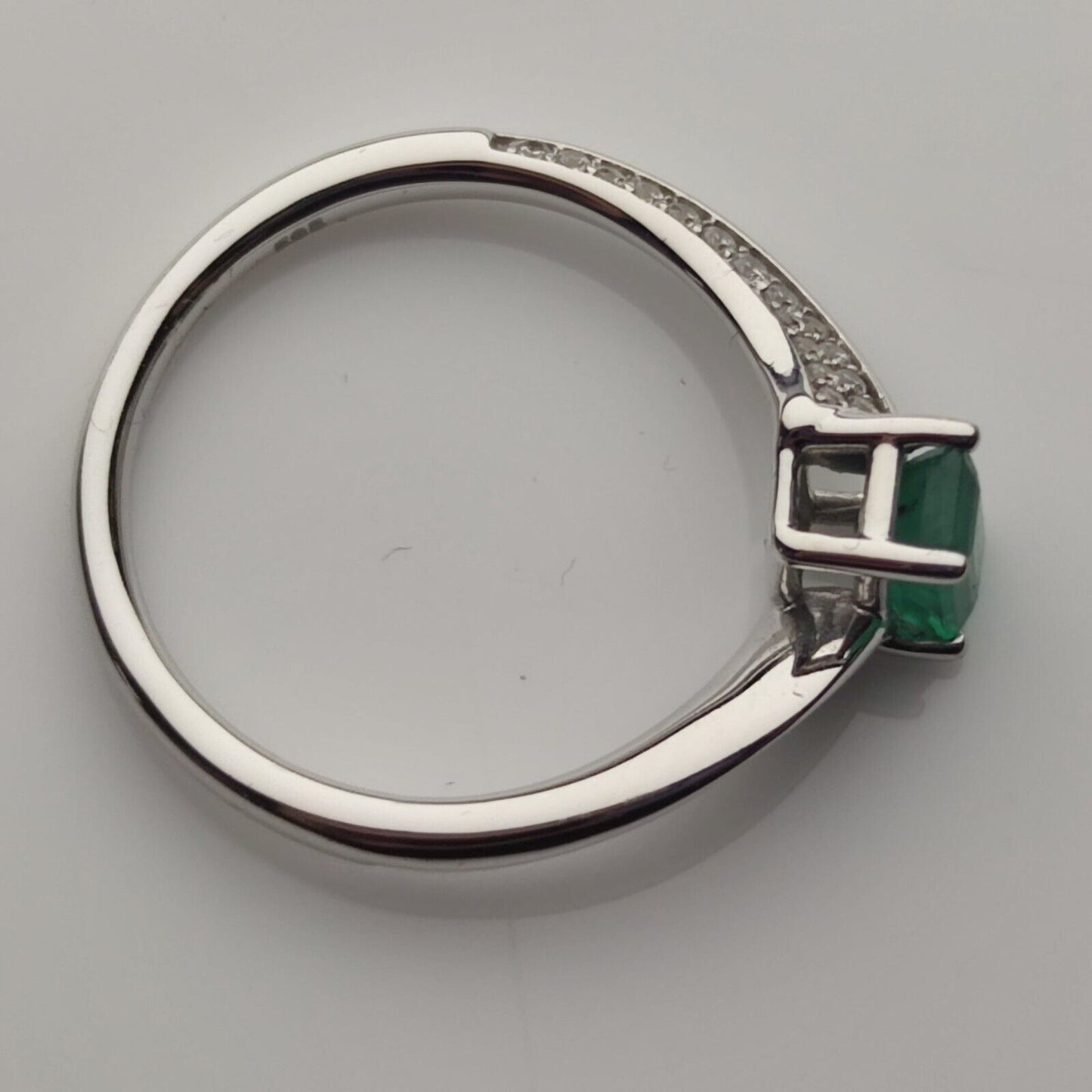 14ct White Gold Ring Green Emerald and Swarovski crystals Ring Size P 1/2