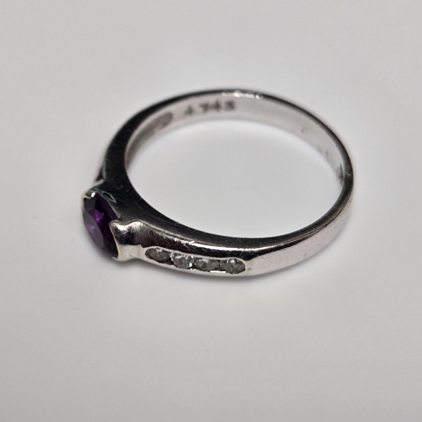 9ct White Gold Ring Oval Purple Amethyst UK Ring Size M 1/2