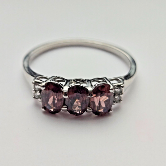 9ct White Gold Ring Oval Red Garnet Gemstones Prong Setting Ring Size R
