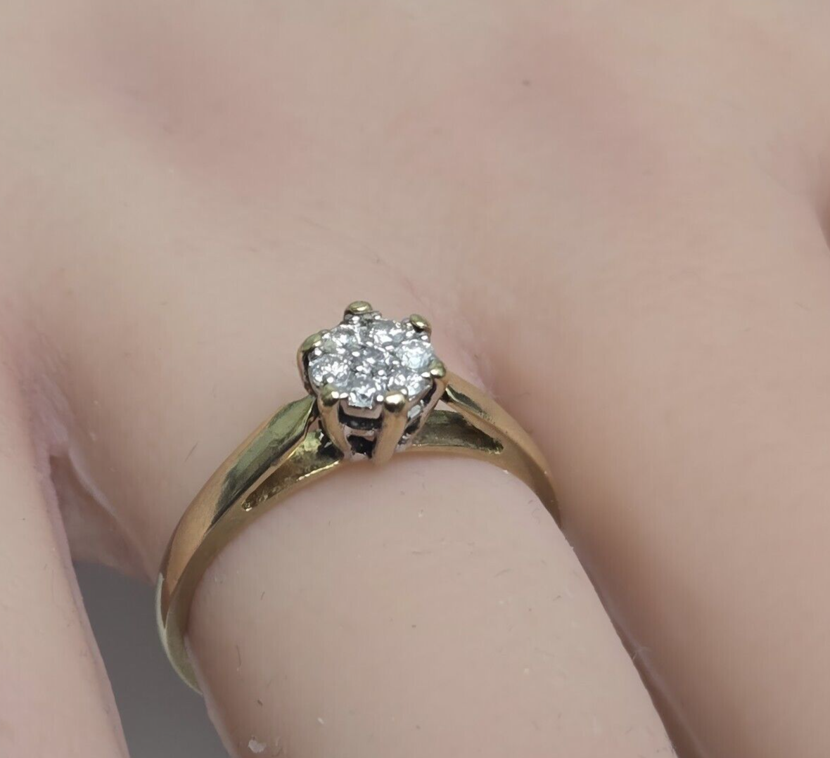 18ct Yellow Gold Ring 7 Diamonds Total 0.15ct Prong Setting Ring Size O 1/2