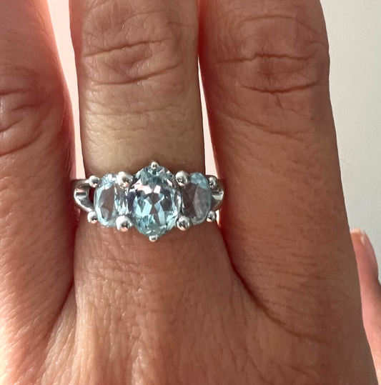 9ct White Gold Ring Oval Light Blue Aquamarine Gemstone Ring Size M - 9k Gold