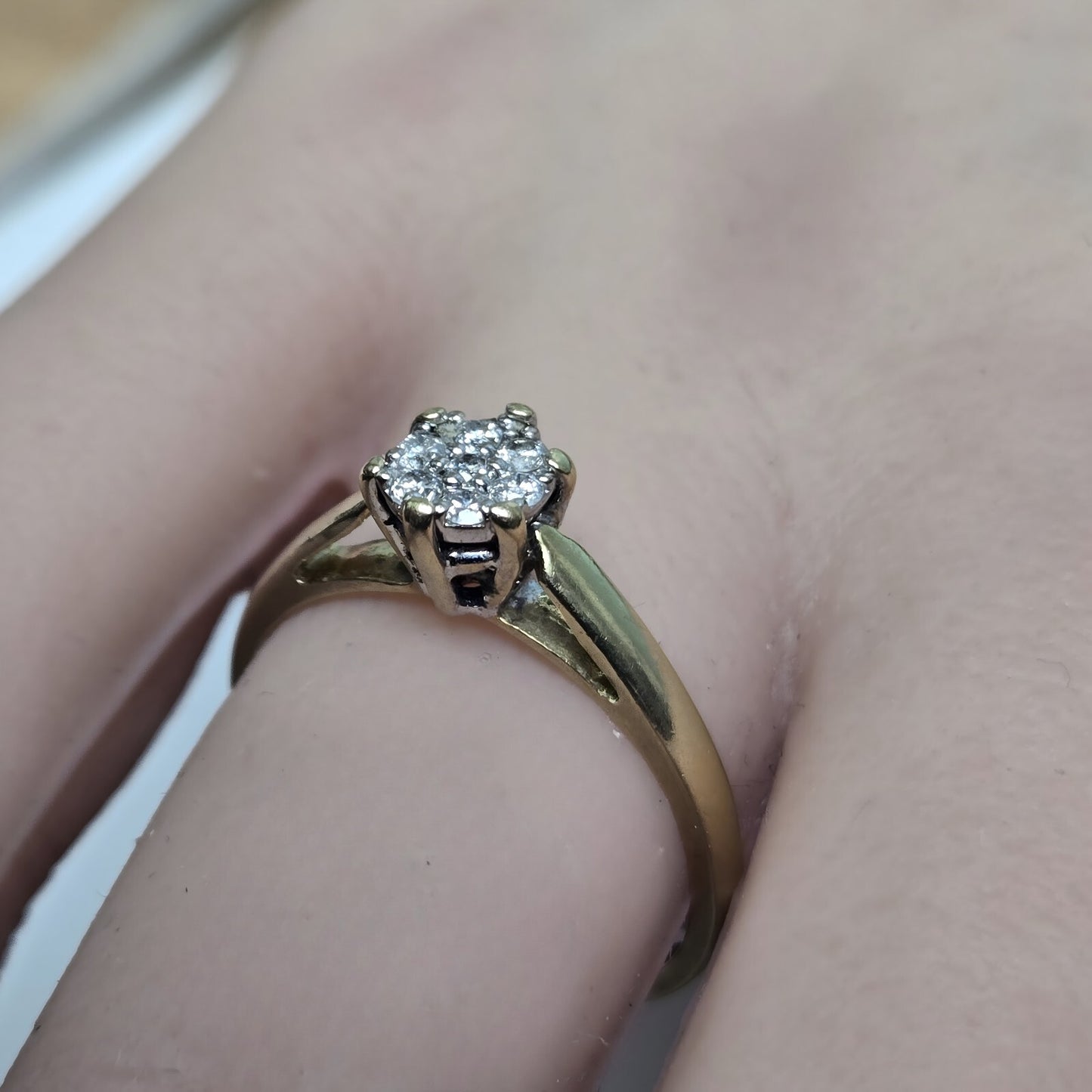 18ct Yellow Gold Ring 7 Diamonds Total 0.15ct Prong Setting Ring Size O 1/2