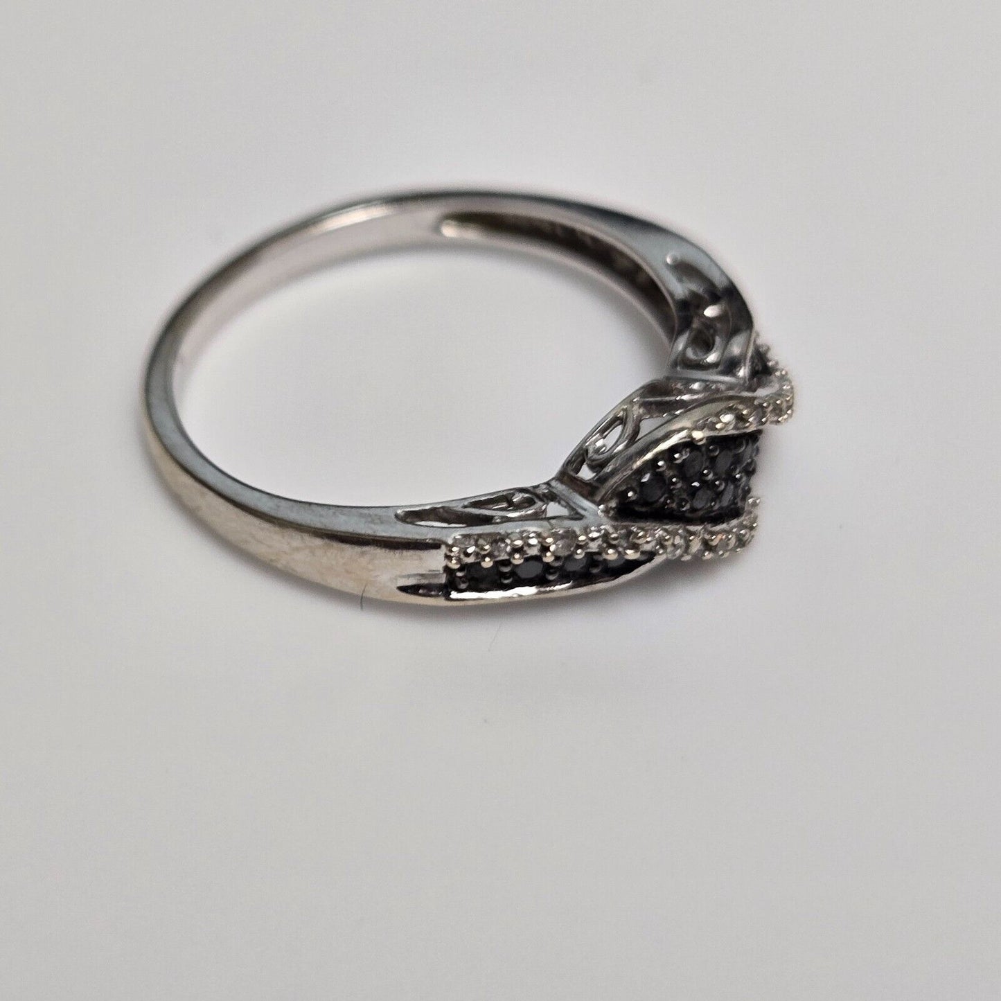 14ct White Gold Ring Black and White Diamonds Twisted Setting UK Ring Size N