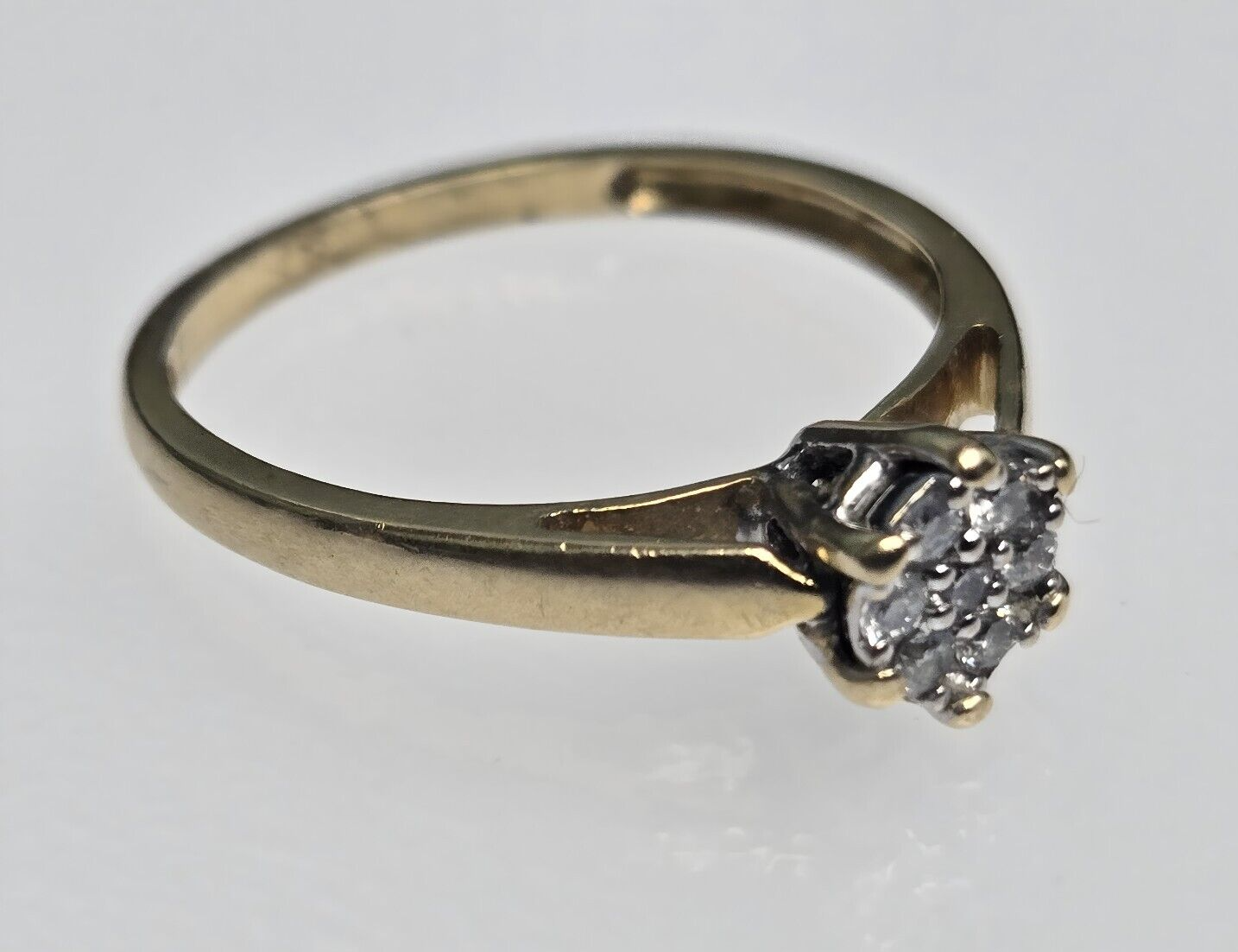 18ct Yellow Gold Ring 7 Diamonds Total 0.15ct Prong Setting Ring Size O 1/2
