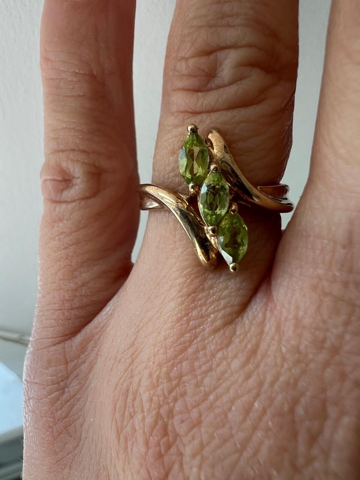 9ct Yellow Gold Ring Green Peridot Marquise Gemstones Crossover Band Ring Size M