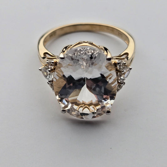 9ct Yellow Gold Ring White Oval Topaz & 6x Small Topaz Gemstones Ring Size P 1/2