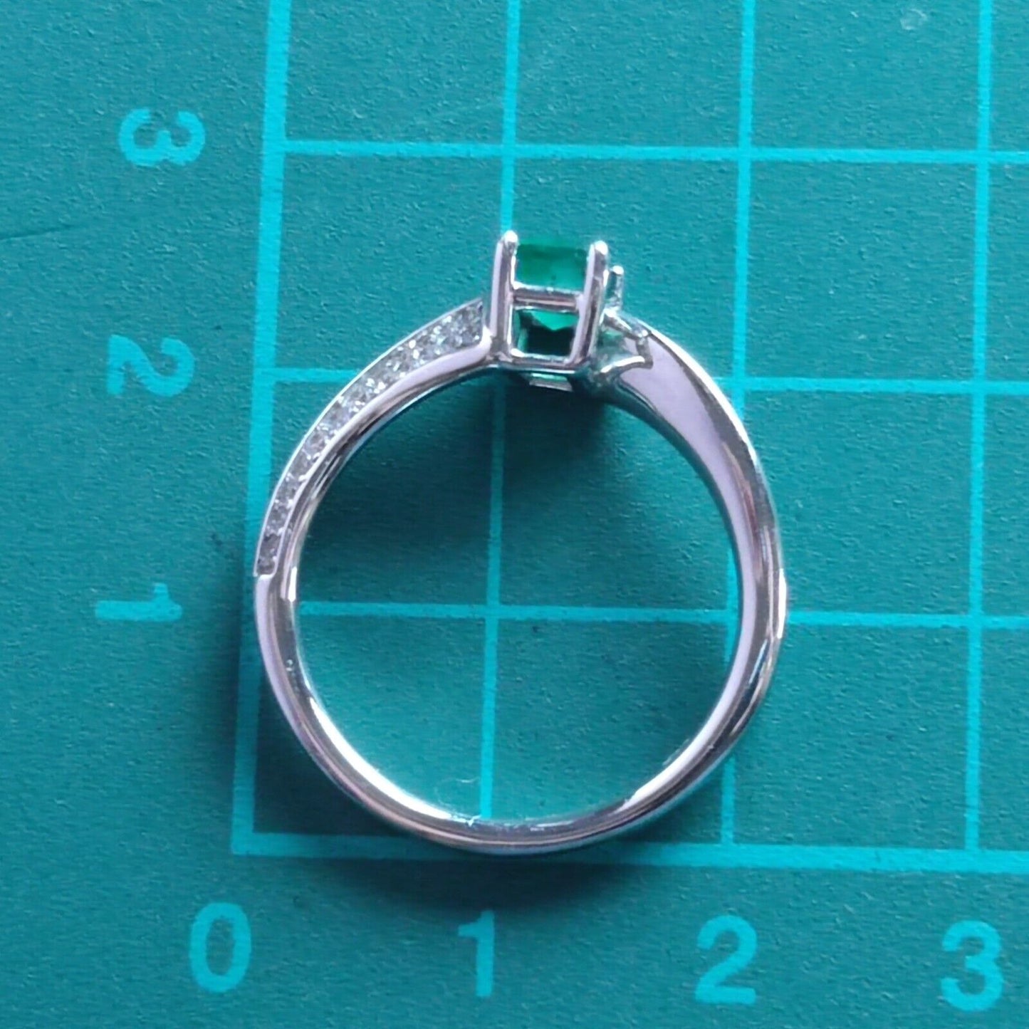 14ct White Gold Ring Green Emerald and Swarovski crystals Ring Size P 1/2