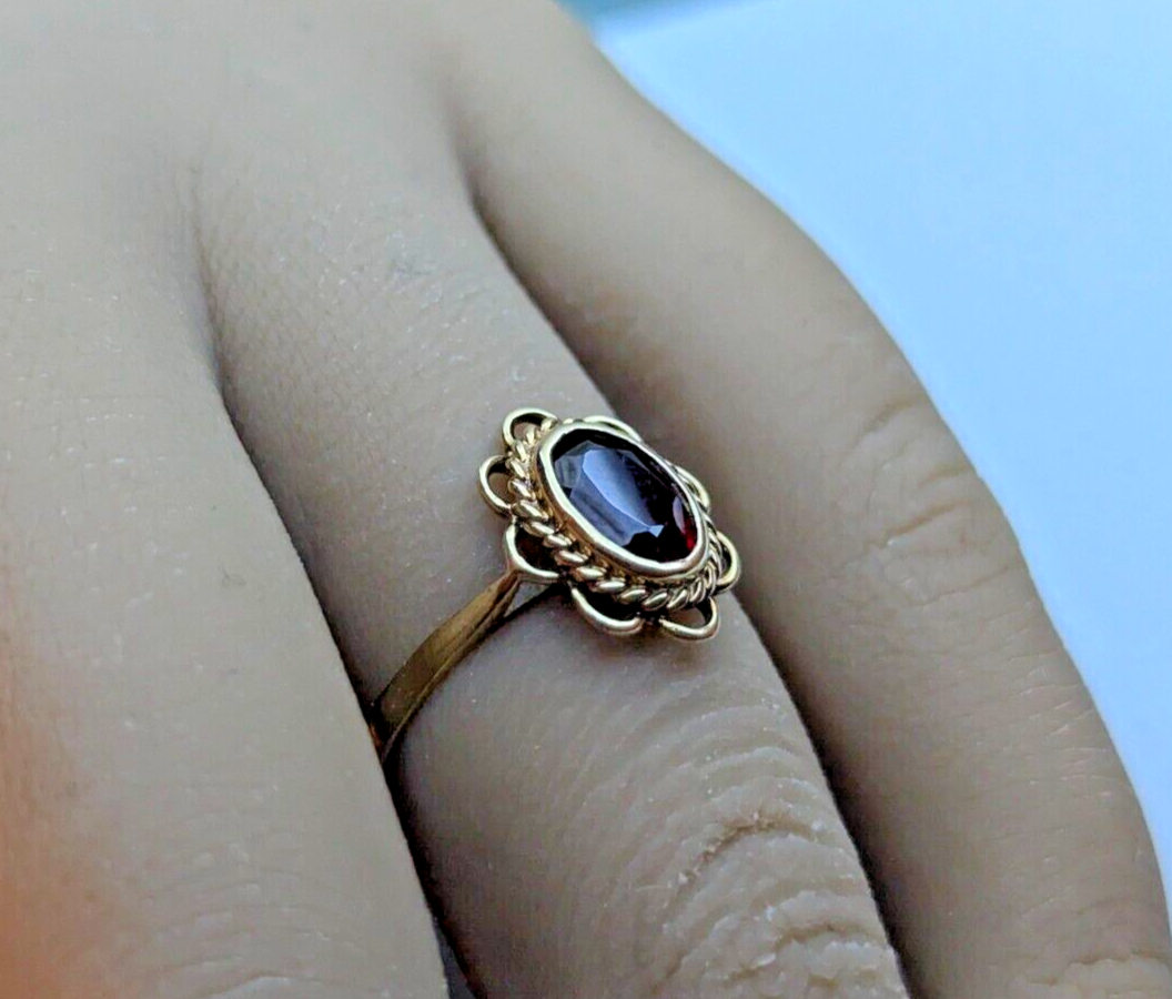 9ct Yellow Gold Dress Ring Oval Red Garnet Gemstones Ring Size I 1/2