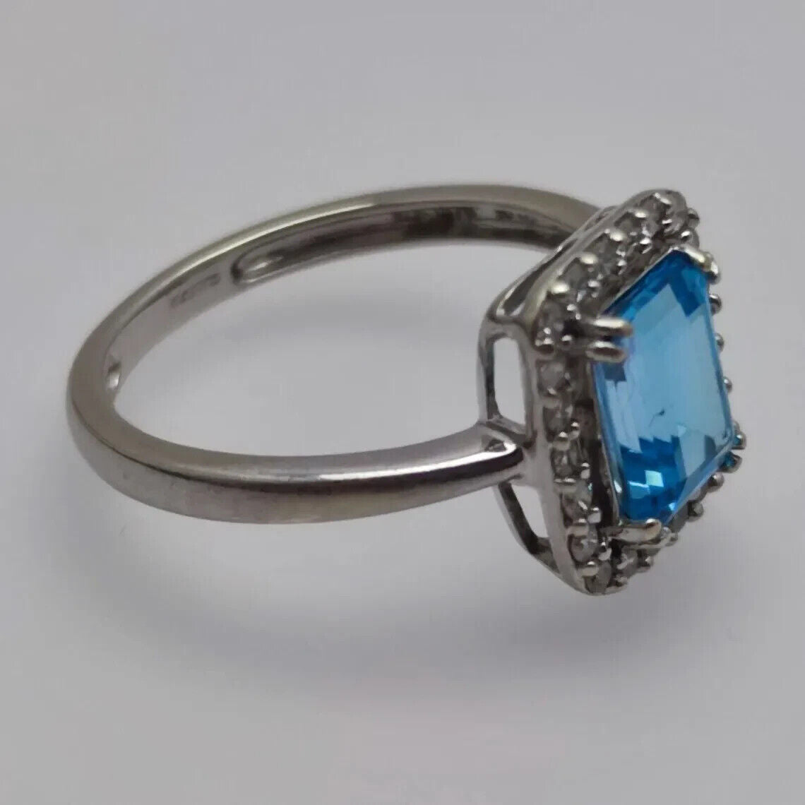 9ct White Gold Ring Blue Topaz and 0.25ct Diamonds Ring Size O
