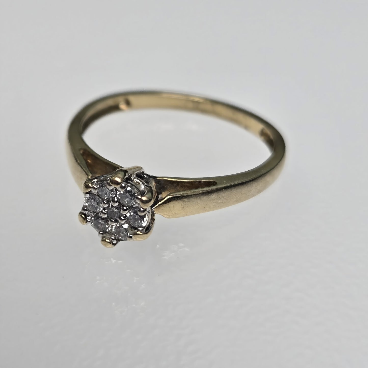 18ct Yellow Gold Ring 7 Diamonds Total 0.15ct Prong Setting Ring Size O 1/2