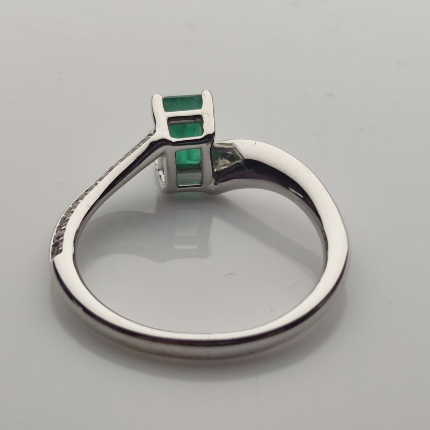 14ct White Gold Ring Green Emerald and Swarovski crystals Ring Size P 1/2