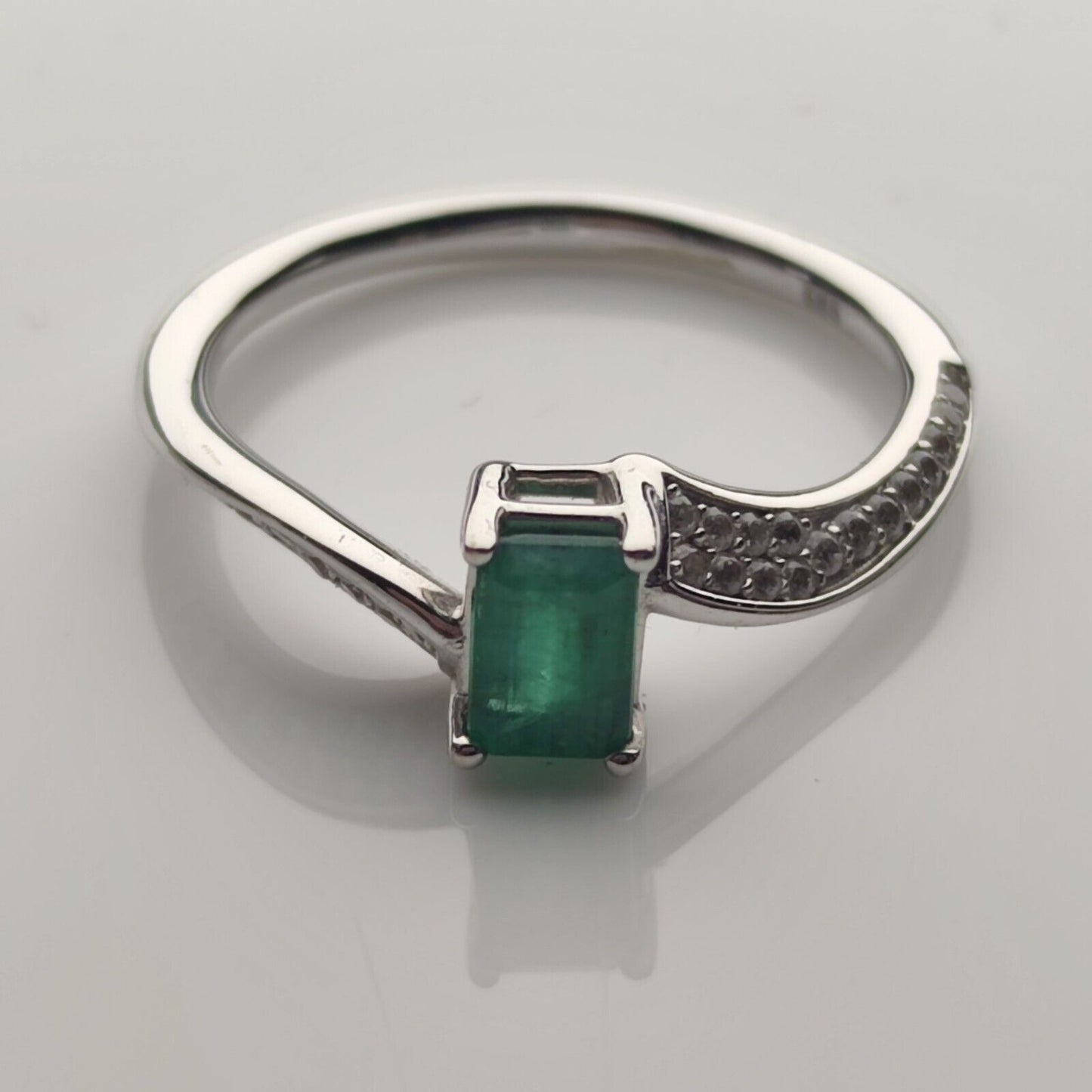 14ct White Gold Ring Green Emerald and Swarovski crystals Ring Size P 1/2