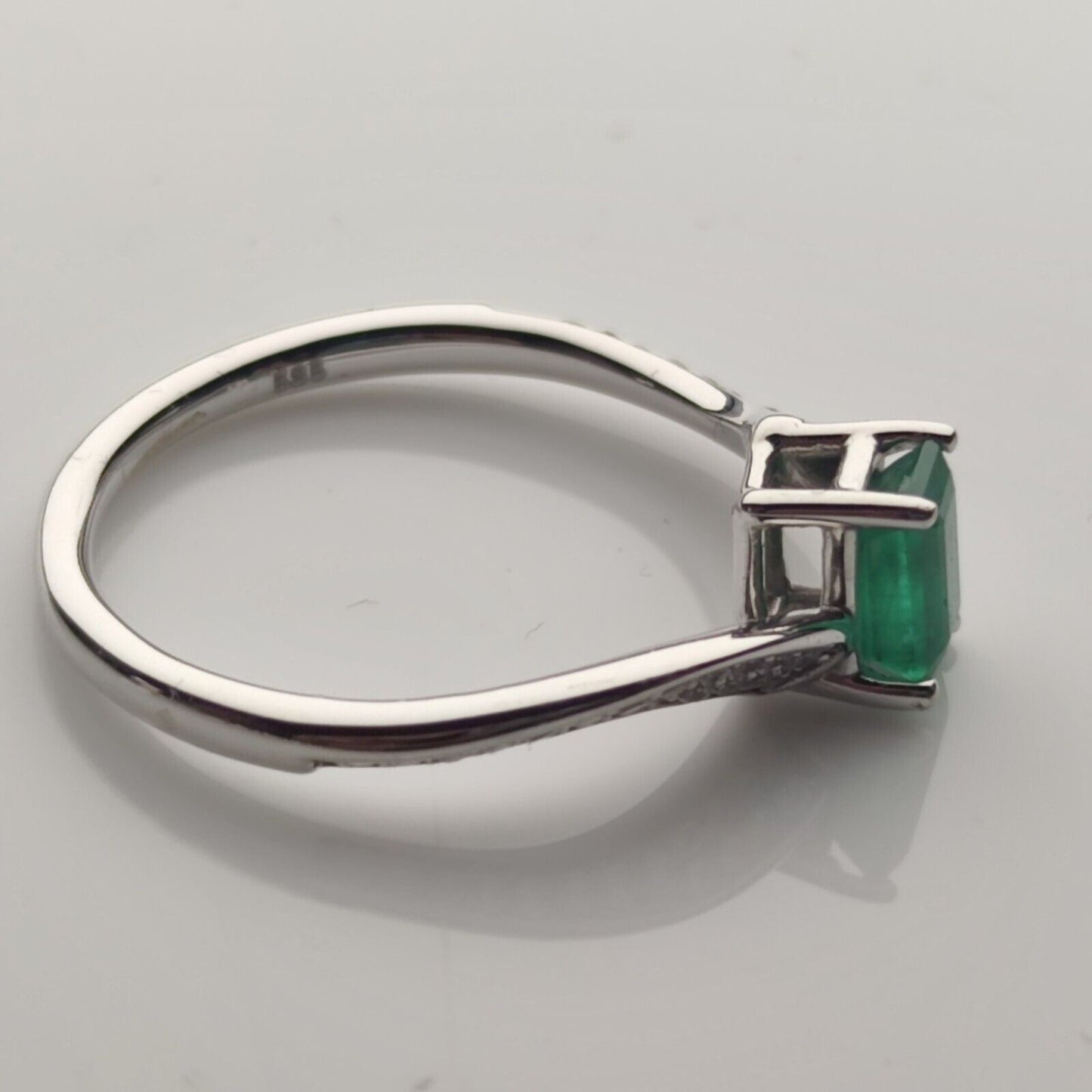 14ct White Gold Ring Green Emerald and Swarovski crystals Ring Size P 1/2