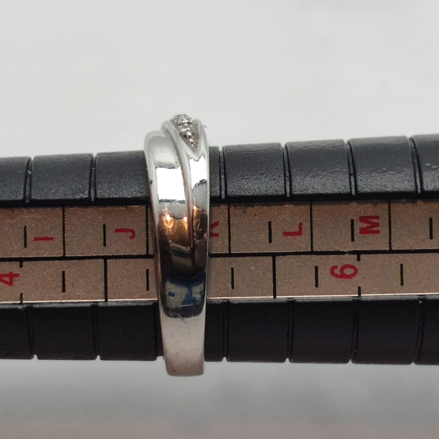 9ct White Gold Ring 7x Colourless Diamonds Crossover Band UK Ring Size J 1/2
